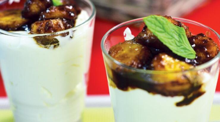 Μους γιαουρτιού με φρέσκια βανίλια και σοταρισμένες μπανάνες και κρέμα βαλσάμικου