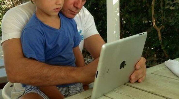 Nικόλας Παπαδόπουλος: Αγκαλιά με τον γιό του Τάσο! 