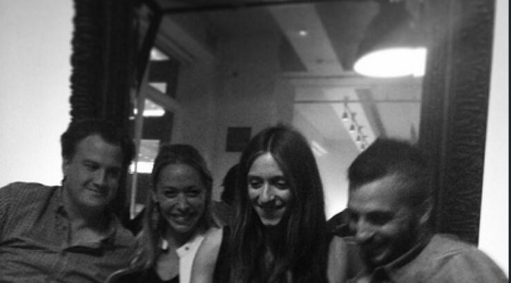 Σ. Καρβέλα - Θ. Πανουργιάς: Το τρυφερό φιλί στη μέση του δρόμου!