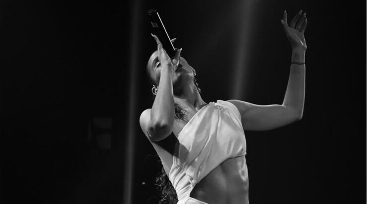 Γνωστή Ελληνίδα τραγουδίστρια αποκάλυψε τον γάμο της και που θα γίνει [βίντεο]