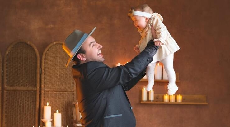 Τρισευτυχισμένος ο Μαυρίκιος: Άκουσε την κόρη του να λέει για πρώτη φορά τη λέξη "μπαμπά" [βίντεο]