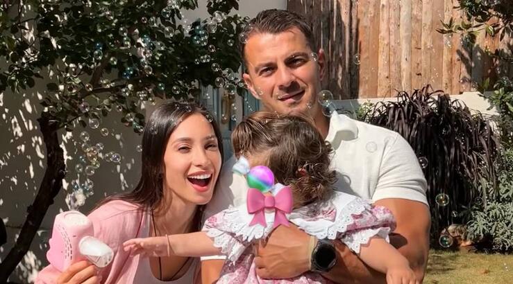 Γιώργος Αγγελόπουλος: Έσβησε τα κεράκια της τούρτας του με τη σύζυγο του και την κόρη του [βίντεο]