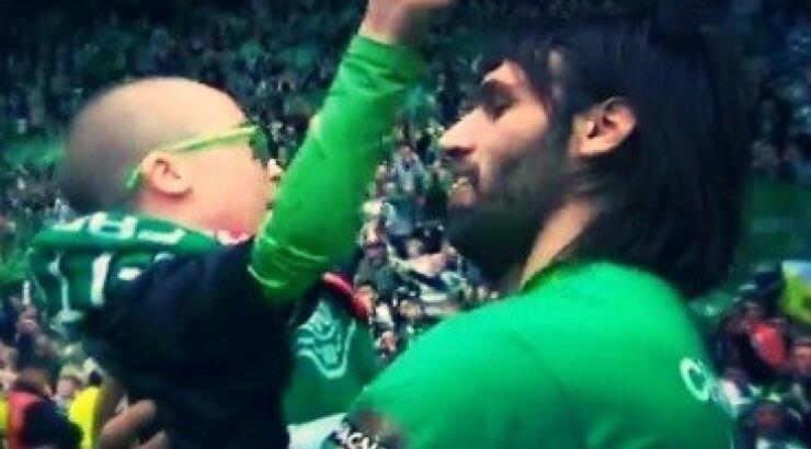 Γιώργος Σαμαράς: Πως ο σύντροφος της Ελένης Φουρέιρα έκανε τους οπαδούς της Σέλτικ και όχι μόνο να συγκινηθούν
