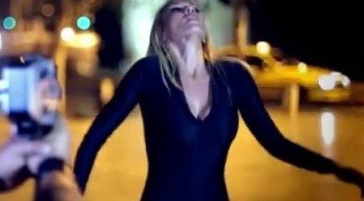 Η sexy Έλενα Παπαβασιλείου σαρώνει στο YouTube!