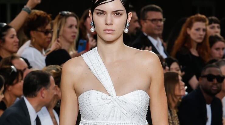 H Kendall Jenner εμφανίστηκε με dramatic hairdo στην πασαρέλα του Civenchy 