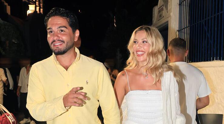 Μάστορας – Καληφώνη: Πιασμένοι χέρι – χέρι στα στενά της Μυκόνου [εικόνες]