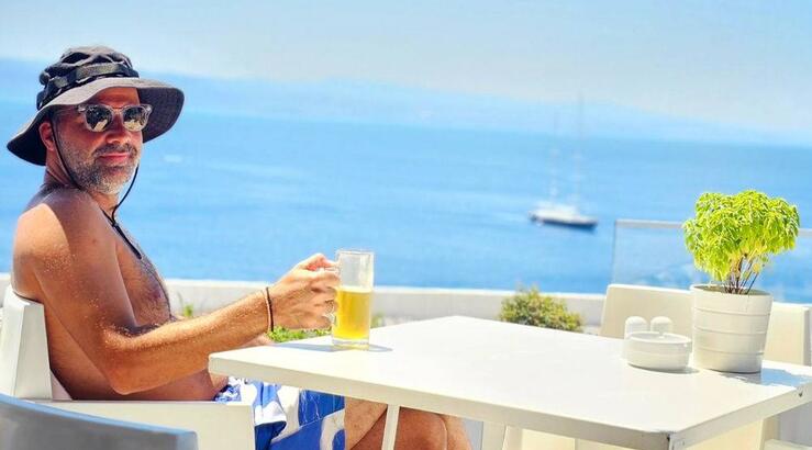 Μιχάλης Σοφοκλέους: Οι αστείες γκριμάτσες με τον γιο του Σοφοκλή σε παραλία της Σκιάθου 