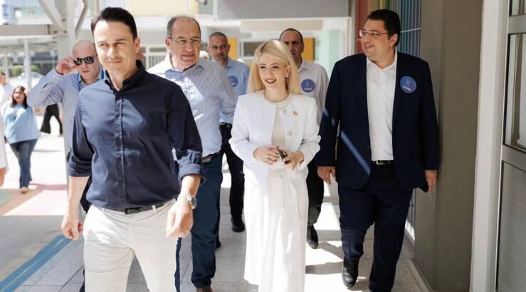 Αννίτα Δημητρίου: Με total white look ψήφισε η Πρόεδρος της Βουλής [εικόνες & βίντεο]