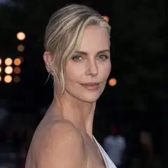 Charlize Theron: Περιγράφει τη νύχτα που η μητέρα της πυροβόλησε τον πατέρα της