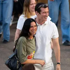 Dua Lipa: Στο κόκκινο χαλί με τον αρραβωνιαστικό της Callum Turner