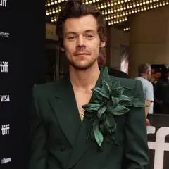 Harry Styles: Σπάει τη σιωπή του για τη μεταμόσχευση μαλλιών του