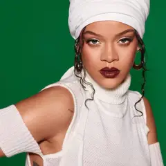 Rihanna: Φωτογραφίζεται μόνο με τα εσώρουχα και εντυπωσιάζει