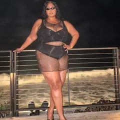 Lizzo: Με αποκαλυπτικό φόρεμα γιόρτασε τα γενέθλιά της στο Λος Άντζελες