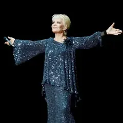 Μαρινέλλα: Συντετριμμένη η κόρη της στο τελευταίο “αντίο”