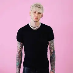 Machine Gun Kelly: Δείχνει πρώτη φορά το τατουάζ που έκανε για την κόρη του Saga