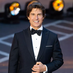 Tom Cruise: Στα 64 του ποζάρει με ανοιχτό πουκάμισο και αποκαλύπτει τους κοιλιακούς του