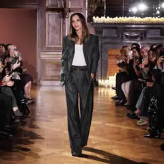 Victoria Beckham: Έκανε διάδρομο με τις Harlow γόβες της και ο David είχε μία εύλογη απορία