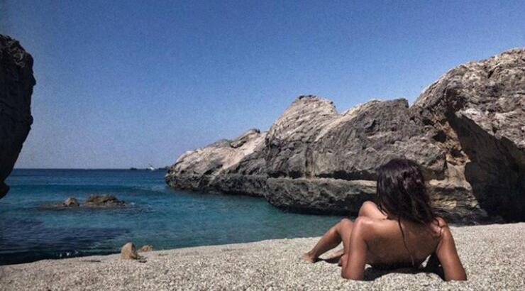 Αγαπημένη ηθοποιός στο κυπριακό κοινό ποζάρει γυμνή στην παραλία! 