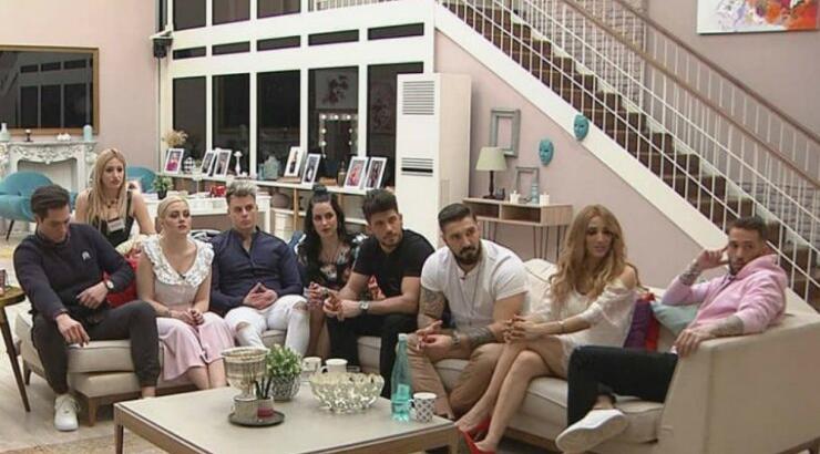 Power of Love: Τα καυτά φιλιά παίκτριας με γυναίκα! [εικόνες & βίντεο]