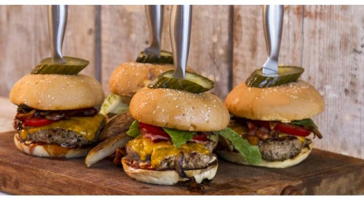 Νόστιμα burger με καραμελωμένα κρεμμύδια