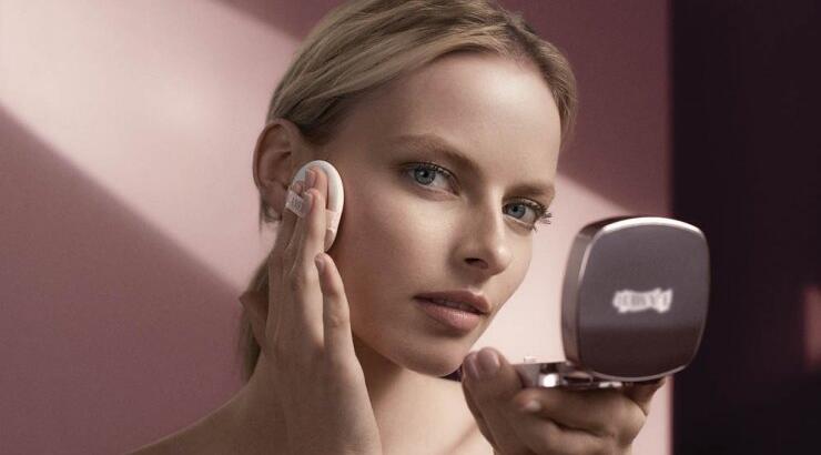 Η La Mer παρουσιάζει το νέο The Luminous Lifting Cushion Foundation SPF 20