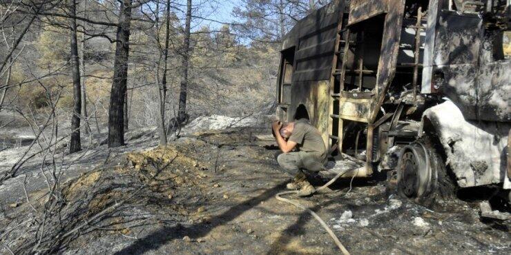 LIVE: Συγκρατημένη αισιοδοξία για έλεγχο της πυρκαγιάς 