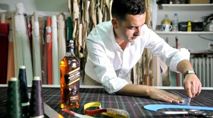 Το Johnnie Walker συνεργάζεται με τον κορυφαίο σχεδιαστή μόδας Άγγελο Μπράτη