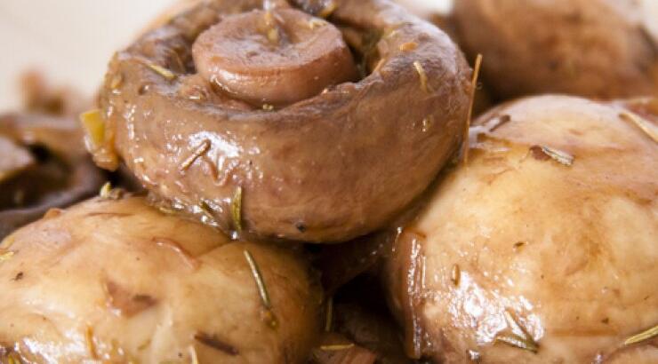 Μανιτάρια σε κόκκινο κρασί