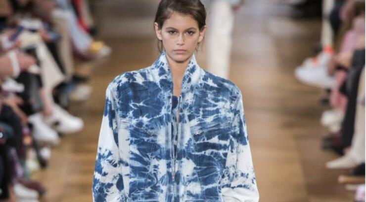 Αυτό το φόρεμα κοστίζει λίγο και θυμίζει δημιουργία της Stella’s McCartney