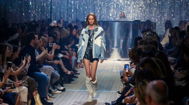 Tόλμησε να συνδυάσεις denim και παγέτα!