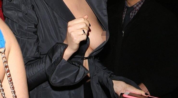 Ολα στην φόρα από την Αλβανή τραγουδίστρια που «σόκαρε» στα Grammy [εικόνες]