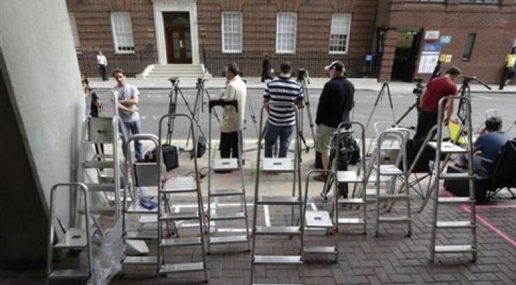 «Της κακομοίρας» έξω από το νοσοκομείο που θα γεννήσει η Κέιτ