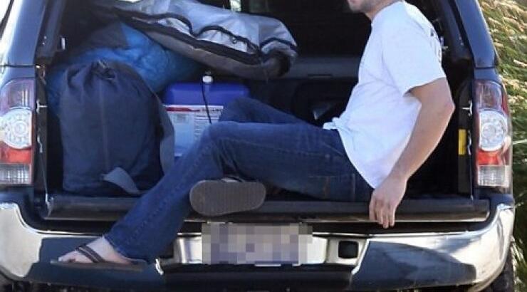  Τραγικές στιγμές:Ο μικρότερος αδερφός του Paul Walker μαζεύει τα προσωπικά του αντικείμενα