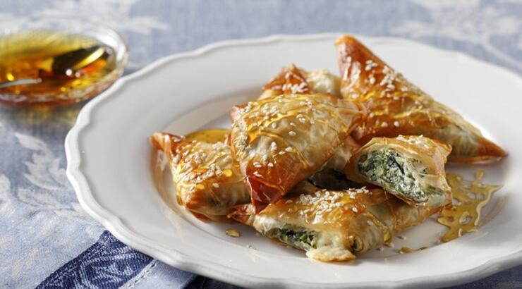 Μικρά πιτάκια με χόρτα, Philadelphia, μέλι και σουσάμι