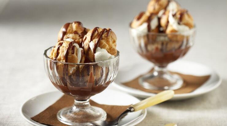 Μικρά σουδάκια γεμιστά με γλυκιά κρέμα Philadelphia