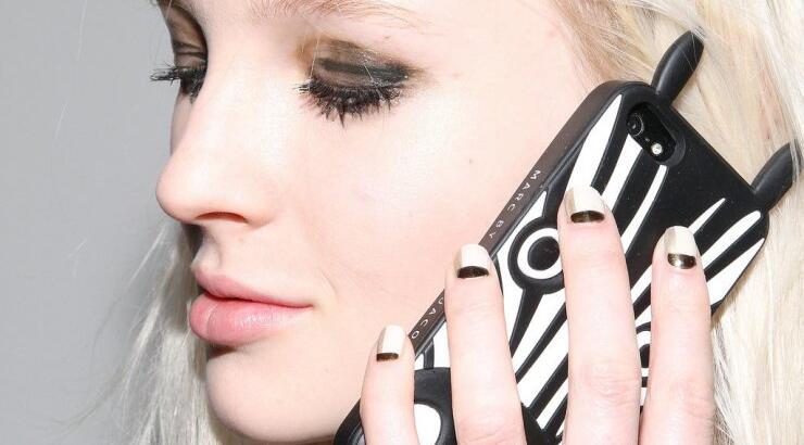 Κινητό δίπλα στο κρεβάτι το βράδυ: Επιτρέπεται τελικά ή όχι;  