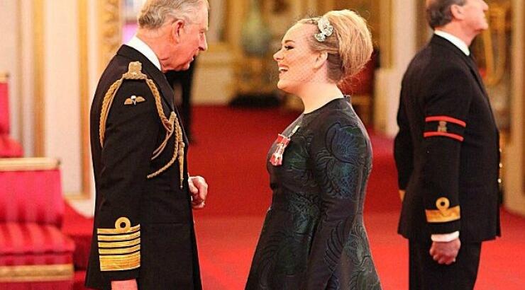 Πώς η Adele έκανε τους ανθρώπους του Μπάκινγκχαμ να νιώσουν άβολα! [video]