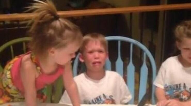 5χρονος ξέσπασε επειδή θα αποκτήσει και τρίτη αδερφούλα [βίντεο]