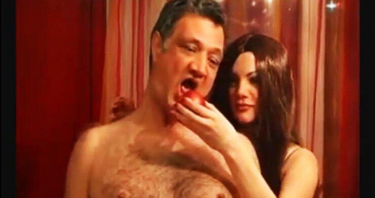 Ο γυμνός αδερφός του Άδωνι δαγκώνει το μήλο της Πέπης