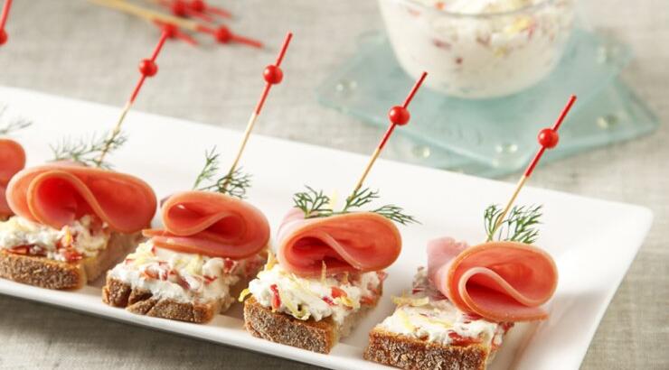 Μπουκιές από χωριάτικο ψωμί με Philadelphia, πιπεριές και καπνιστό ζαμπόν