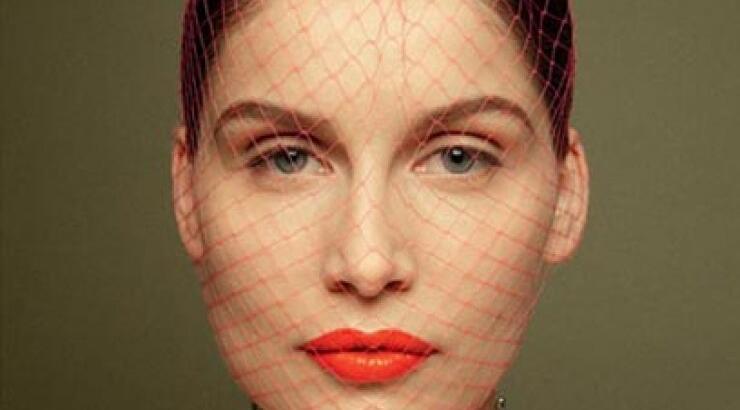 Η Laeticia Casta με ρούχα και κοσμήματα Dior