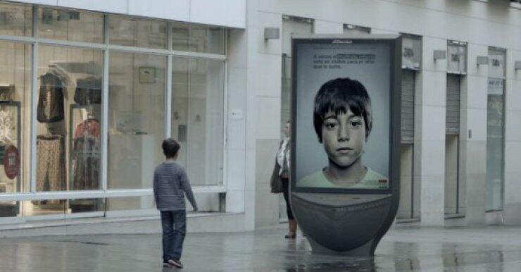 Η αφίσα κατά της παιδικής κακοποίησης που μπορούν να δουν μόνο τα παιδιά!