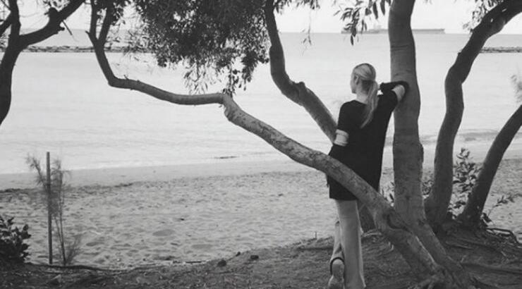 Αυτή είναι η όμορφη παρουσιάστρια που έδωσε τα χέρια με το ΣΙΓΜΑ!