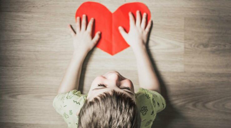 Αυτισμός: Τι συμπτώματα παρουσιάζει ένα παιδί ανάλογα με την ηλικία