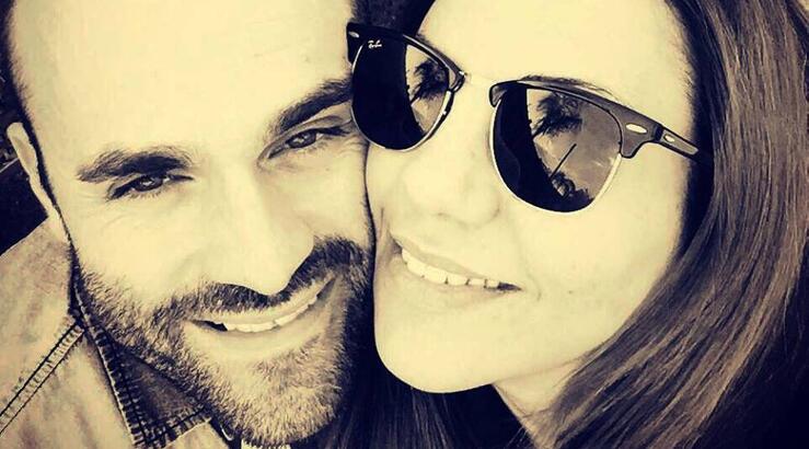 Κατερίνα Αγαπητού: Θαυμάζει τον σύζυγό της ο οποίος παίζει κιθάρα και τραγουδά στο σπίτι [βίντεο]