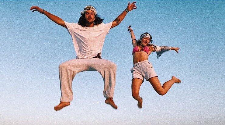 Άγγελος Λάτσιος – Γαία Μερκούρη: Κάνουν γυμναστική στη χιονισμένη Άνδρο topless! [εικόνες]