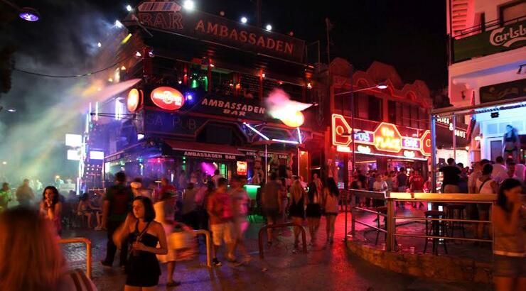 Ο Δήμος Αγίας Νάπας αφαιρεί τις μη αδειούχες διαφημιστικές πινακίδες 