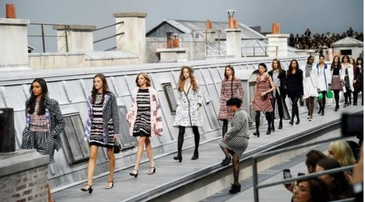 Μια άγνωστη γυναίκα ανέβηκε στην πασαρέλα του οίκου Chanel και περπάτησε αναμεσά στα μοντέλα