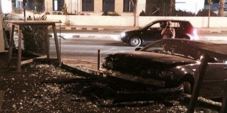 «Προσγειώθηκε» με το αυτοκίνητο του σε καφετέρια 