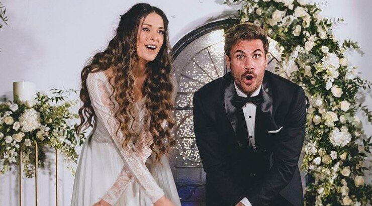 Άκης Πετρετζίκης: Τα πρώτα στιγμιότυπα με τη σύζυγο του και τον γιο τους μετά την ανακοίνωση της εγκυμοσύνης